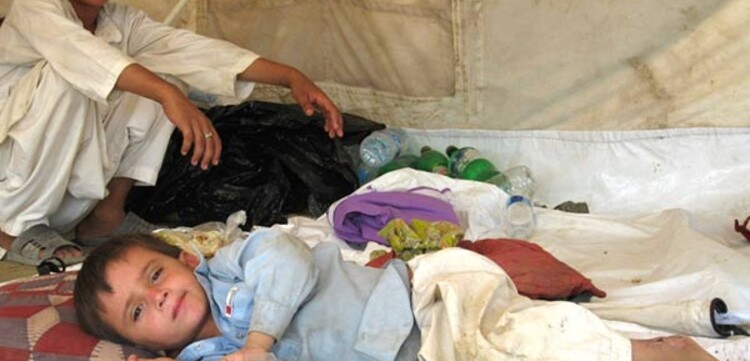 Flut Pakistan: Zwei Jungen im Zelt