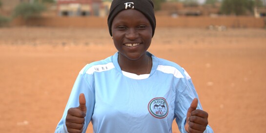 Schon als kleines Mädchen hat sich Nana in das Fußballspielen verliebt