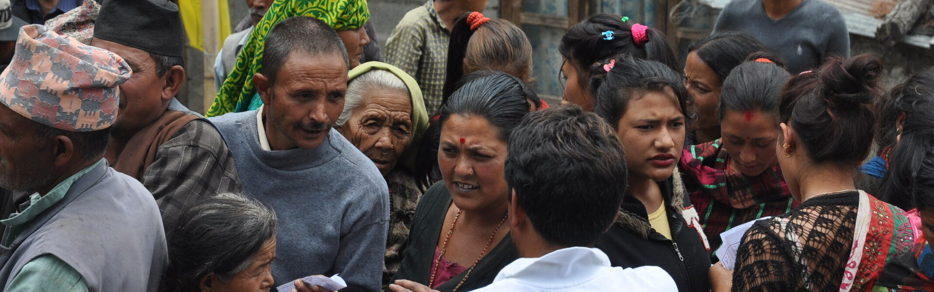 Helfer von AWO spricht mit vielen Menschen in Nepal.