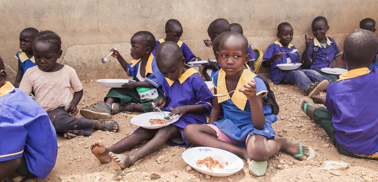 Diese Schulkinder im Südsudan erhalten täglich eine warme Mahlzeit.