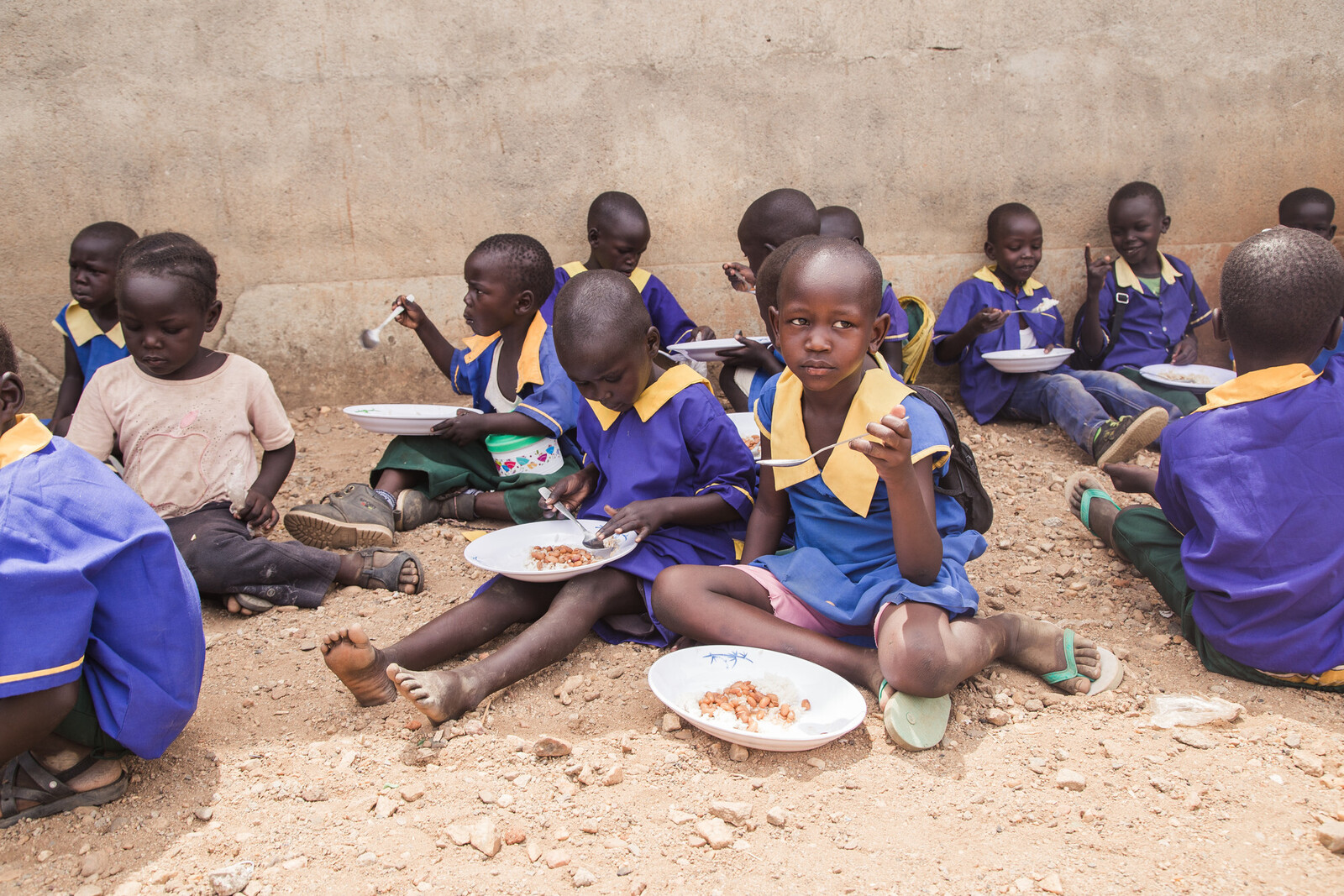 Diese Schulkinder im Südsudan erhalten täglich eine warme Mahlzeit.