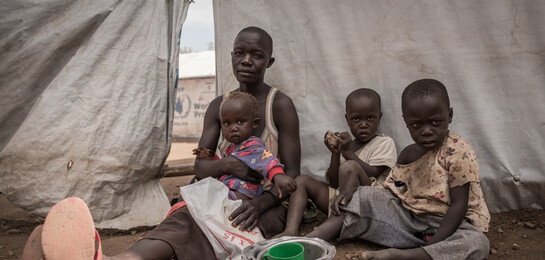 Eine Frau und Kinder in einem Flüchtlingslager in Afrika