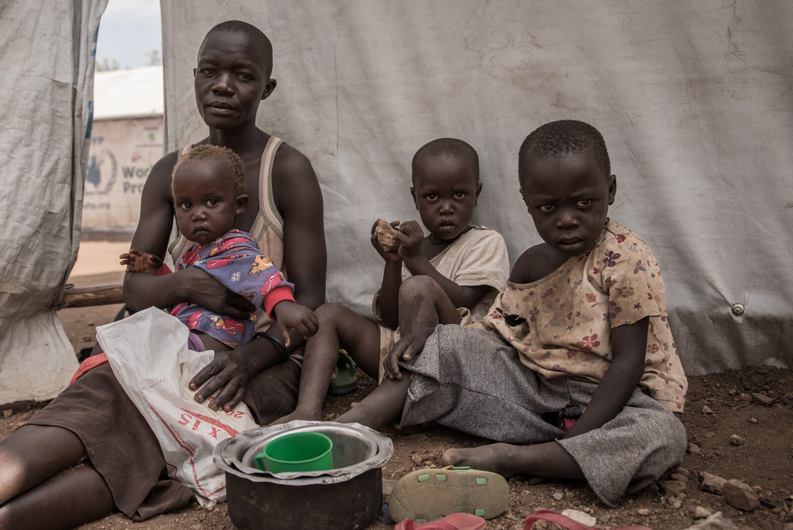 Viele Menschen, die zu Flüchtlingen wurden, leben in Armut - wie diese Familie in einem Flüchtlingscamp in Uganda
