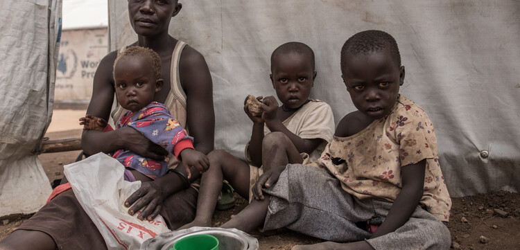 Viele Menschen, die zu Flüchtlingen wurden, leben in Armut - wie diese Familie in einem Flüchtlingscamp in Uganda