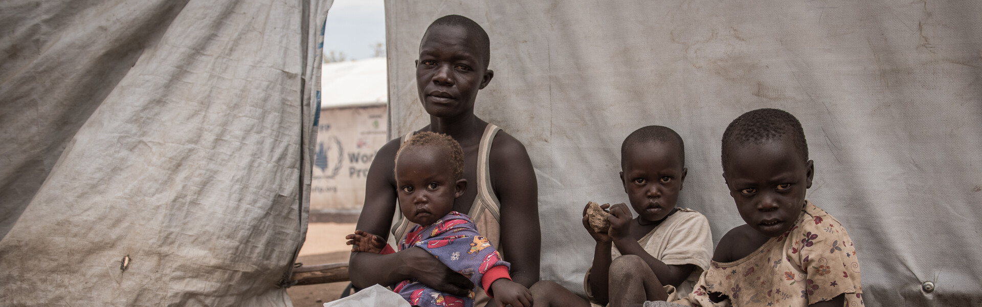 Eine Frau und Kinder in einem Flüchtlingscamp in Afrika