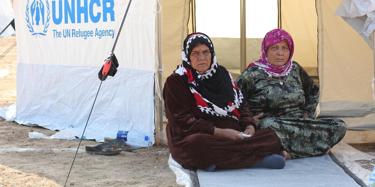 Die Frauen Amina und Fatima nach ihrer Flucht aus Syrien in einem Flüchtlingscamp im Irak Die Frauen Amina und Fatima nach ihrer Flucht aus Syrien in einem Flüchtlingscamp im Irak