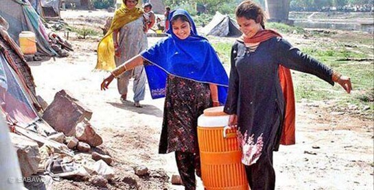 Flut Pakistan: Frauen mit Container