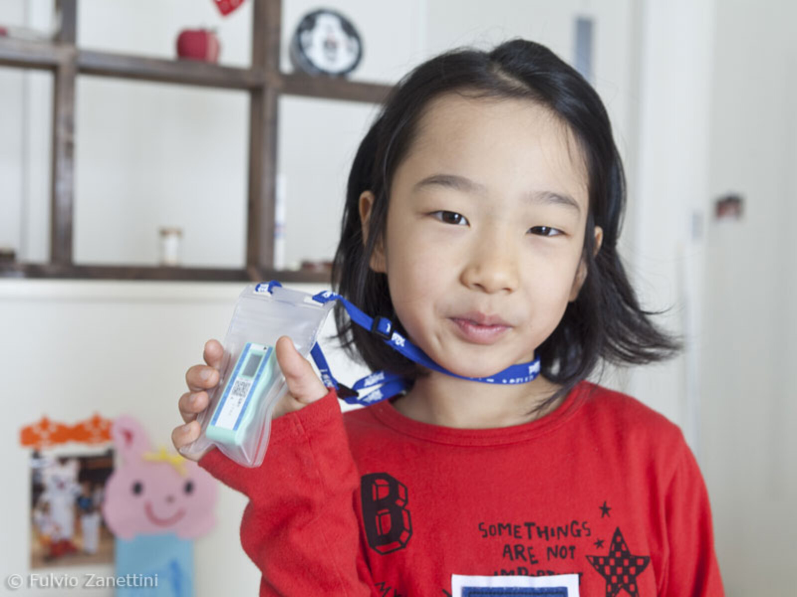 Alle Kinder in Fukushima tragen Strahlenmessgeräte um den Hals
