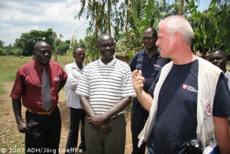Flut Afrika: Dr. Georg Nothelle von Malteser International im Gespräch mit Dr. Peter Ekesa (li.) und Father Fred (re.)