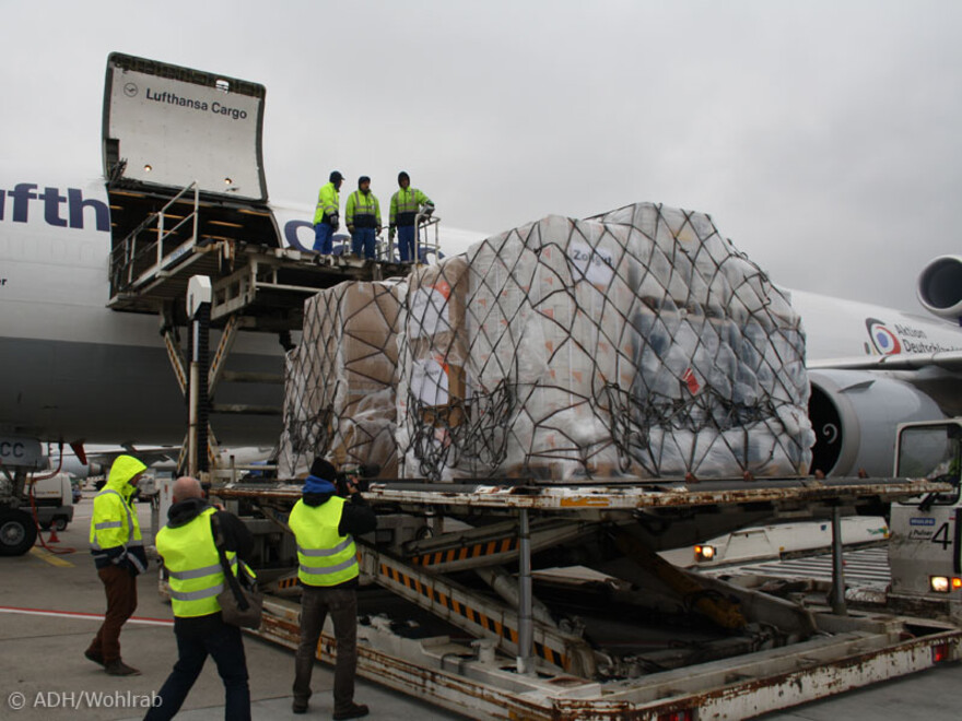 Die Hilfsgüter wurden auf Paletten im riesigen Frachtraum der MD-11F verstaut