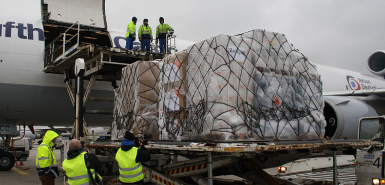Die Hilfsgüter wurden auf Paletten im riesigen Frachtraum der MD-11F verstaut