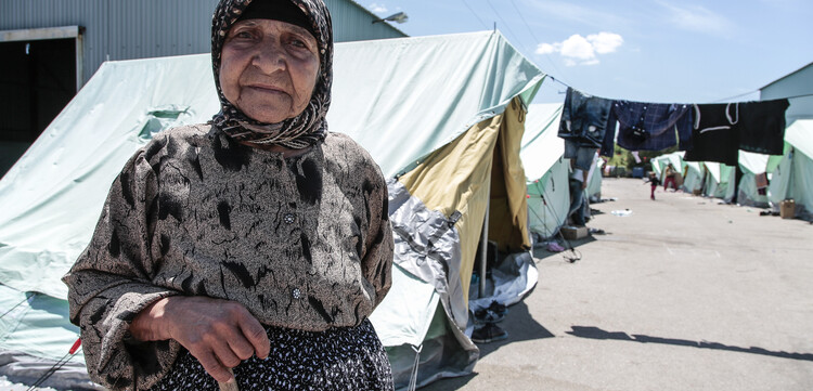 Eine Frau im Flüchtlingscamp in Griechenland Eine Frau im Flüchtlingscamp in Griechenland