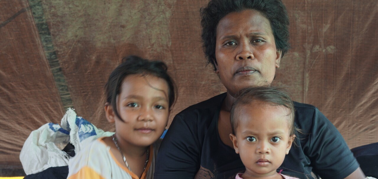 Lusria und ihre zwei Töchter aus Sulawesi, Indonesien Lusria und ihre zwei Töchter aus Sulawesi, Indonesien