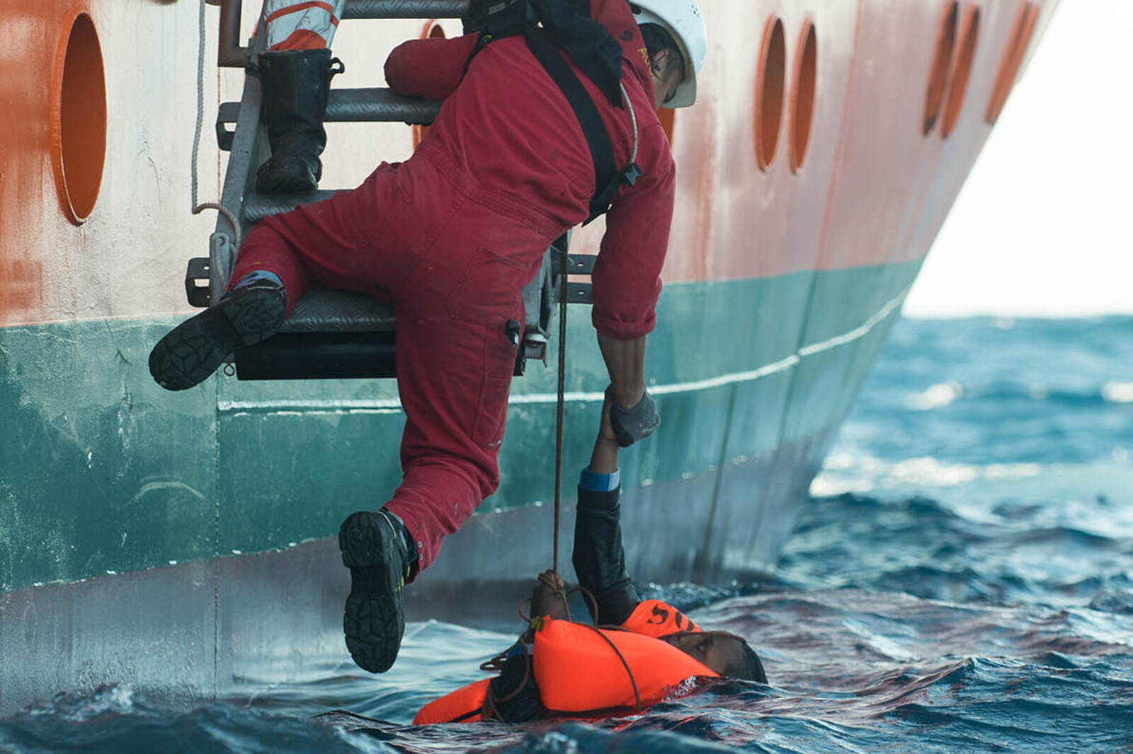 Ein Helfer von SOS Méditerranée rettet einen Menschen aus dem Mittelmeer