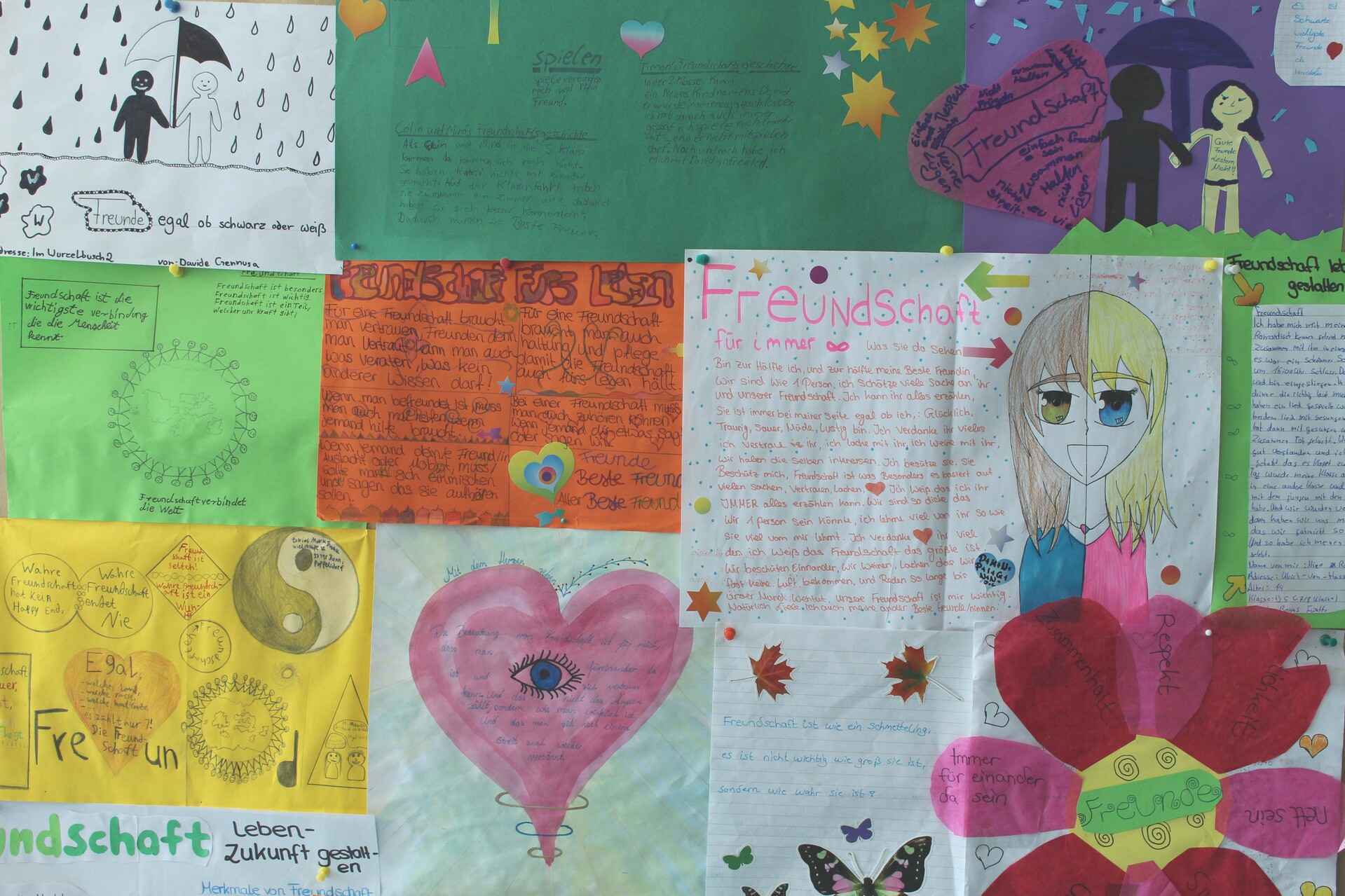 Eine Kollage zum Thema Freundschaft hat eine 5. Klasse zum Geschichtenwettbewerb eingereicht und überzeugte damit die Jury. Eine Kollage zum Thema Freundschaft hat eine 5. Klasse zum Geschichtenwettbewerb eingereicht und überzeugte damit die Jury.