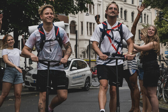 Marvin Fuhrberg und Dennis Depoi aus Köln bei ihrer Spendenaktion für Menschen in Not Marvin Fuhrberg und Dennis Depoi aus Köln bei ihrer Spendenaktion für Menschen in Not