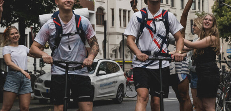 Marvin Fuhrberg und Dennis Depoi aus Köln bei ihrer Spendenaktion für Menschen in Not Marvin Fuhrberg und Dennis Depoi aus Köln bei ihrer Spendenaktion für Menschen in Not