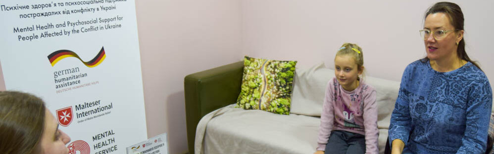 Eine Mutter und ihre Tochter nutzen in der Ukraine die psychosoziale Betreuung des Mental Health Service