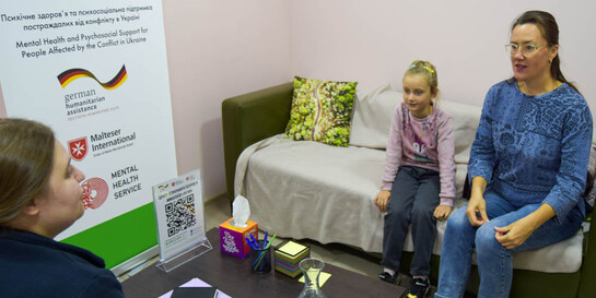 Eine Mutter und ihre Tochter nutzen in der Ukraine die psychosoziale Betreuung des Mental Health Service