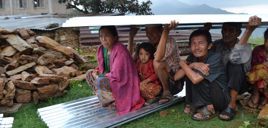 Nach dem schweren Erdbeben in Nepal waren viele Häuser zerstört. Eine Familie hat Wellblech erhalten, um sich einen Unterstand zu bauen.
