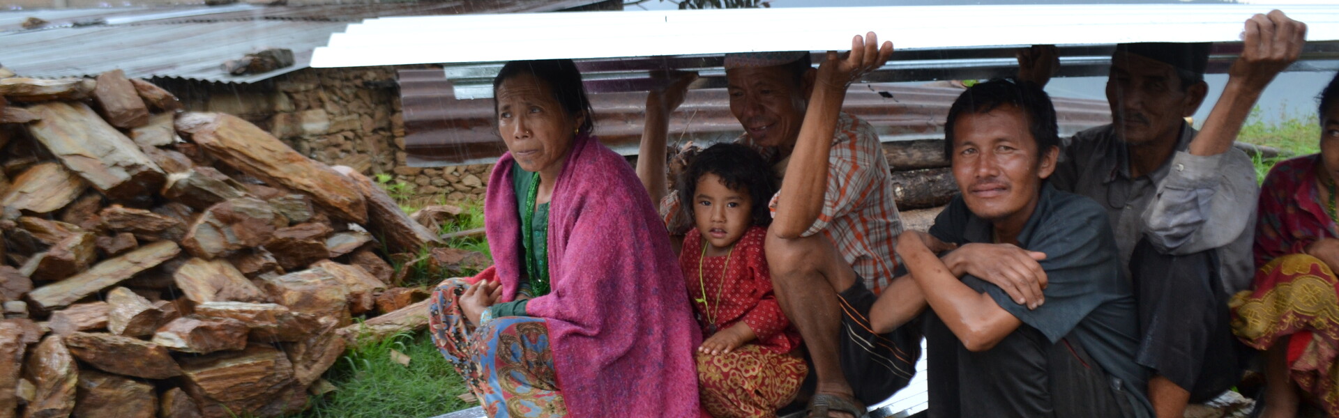 Nach dem schweren Erdbeben in Nepal waren viele Häuser zerstört. Eine Familie hat Wellblech erhalten, um sich einen Unterstand zu bauen.