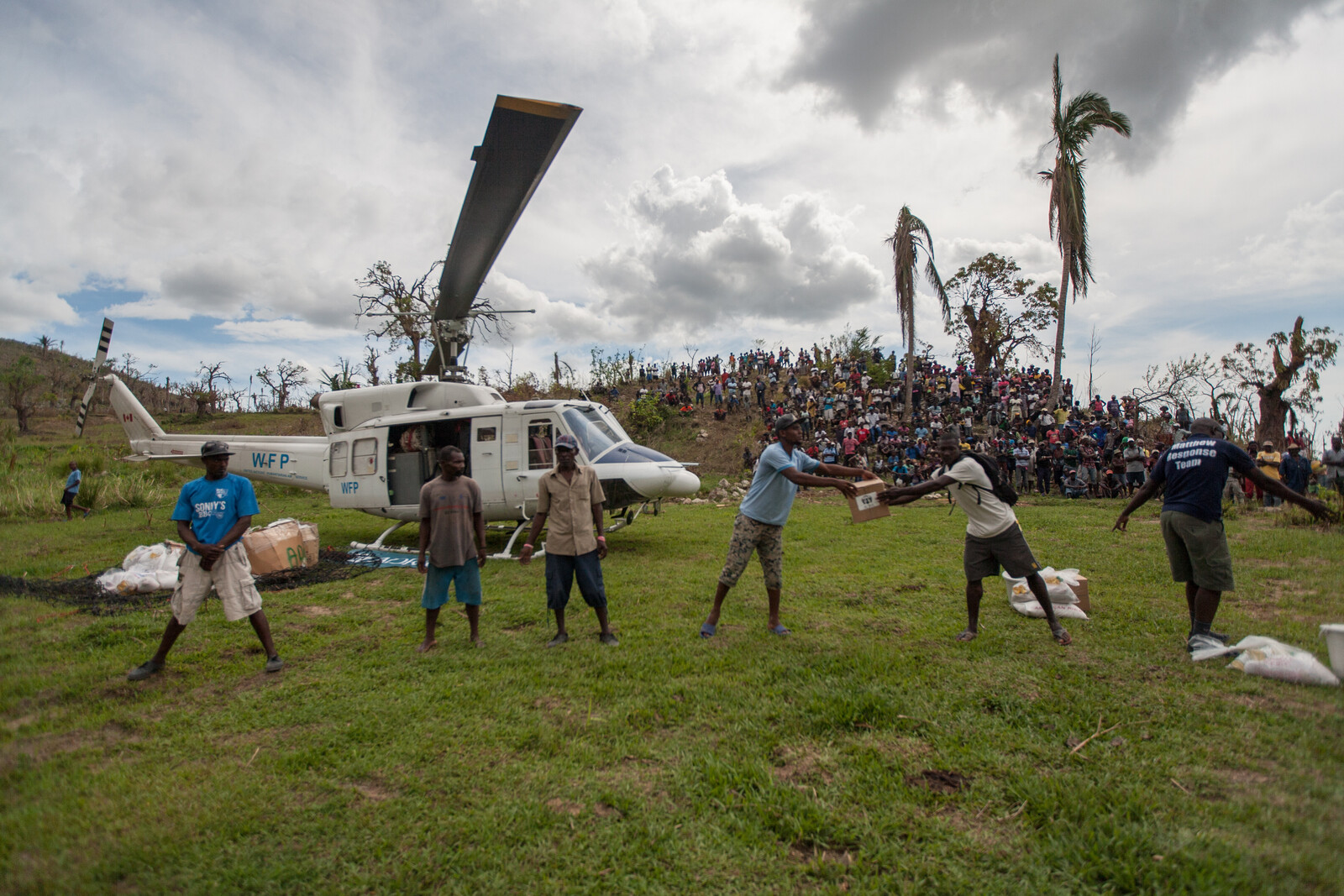 Hilfsgüter werden aus einem Hubschrauber entladen.