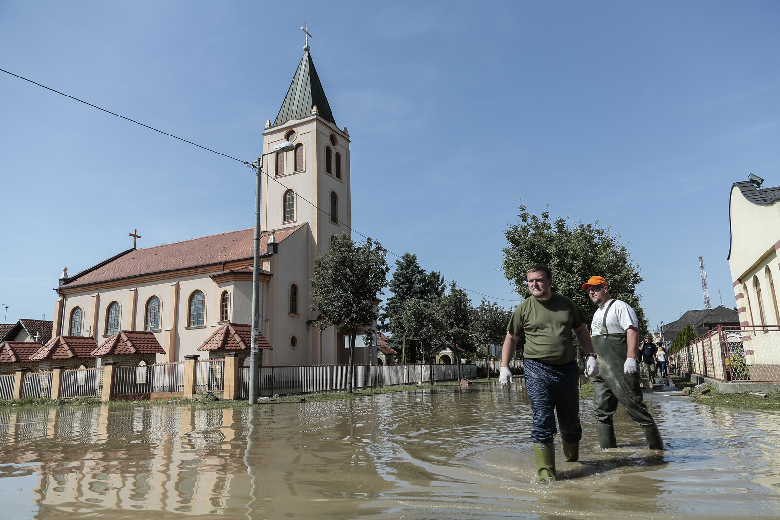 Das Hochwasser in der Stadt Šamac in Bosnien und Herzegowina hat zahlreiche Häuser unterspült 