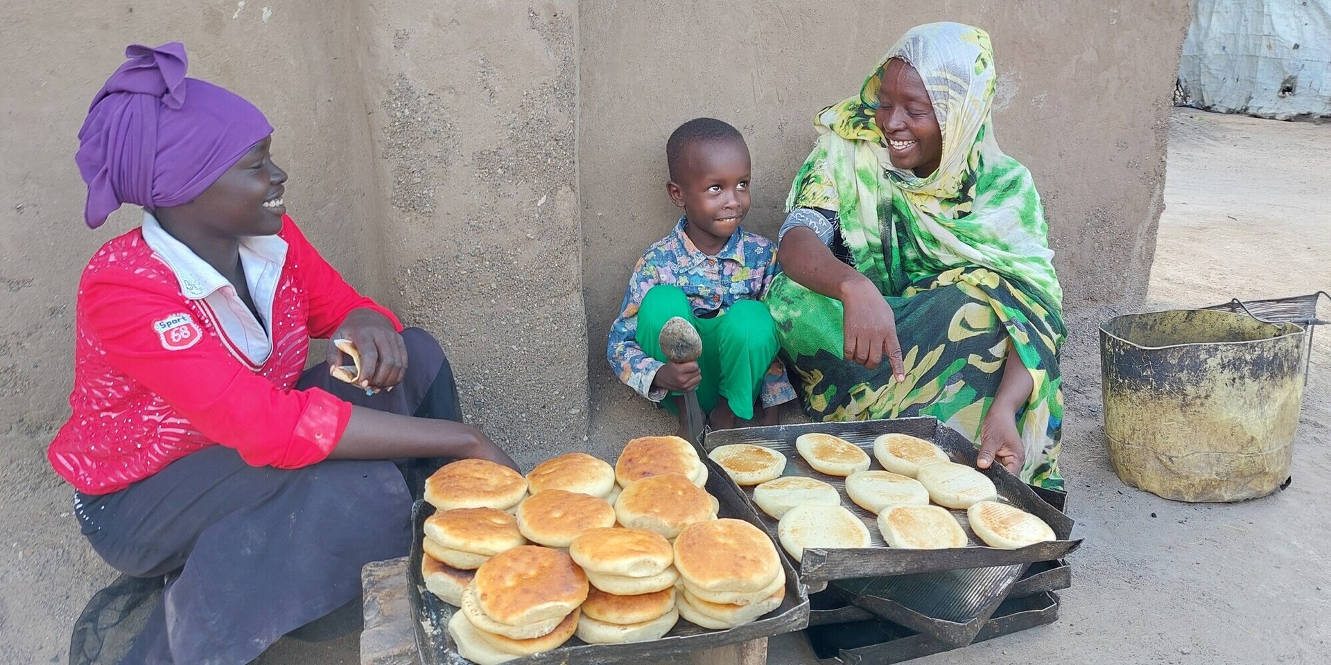 Eine Familie backt und verkauft Brot in Kakuma