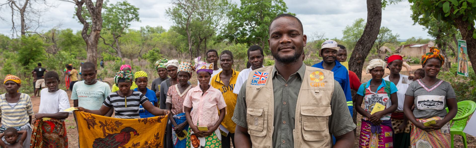 Ein Helfer in Mosambik zusammen mit der lokalen Gemeinschaft.