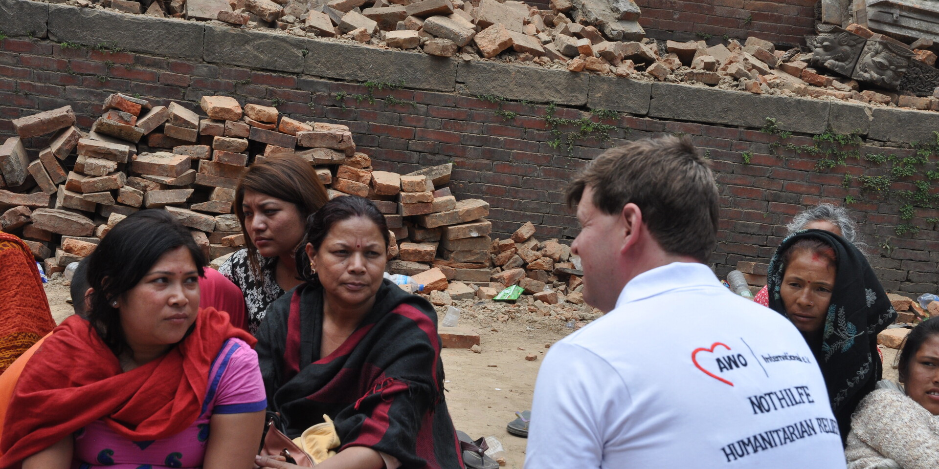 Felix Neuhaus von AWO International unterhält sich mit den Betroffenen des Erdbebens in Nepal