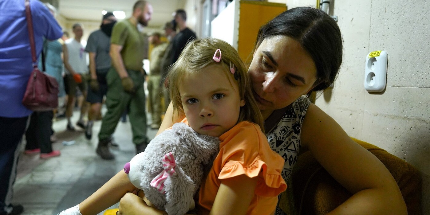 Eine Mutter mit ihrer Tochter in einem Krankenhaus in Kiew