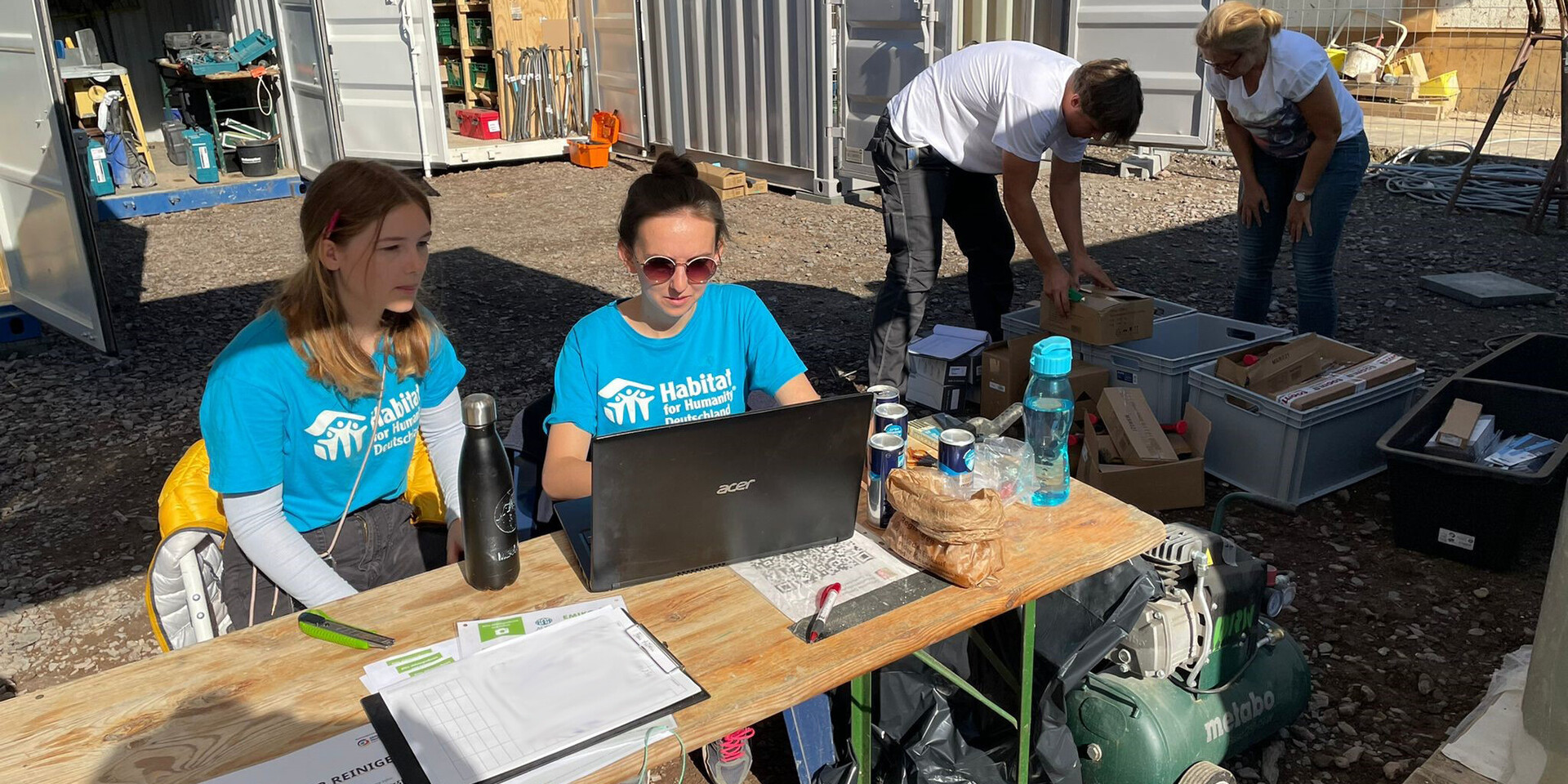 Helfer:innnen beim Werkzeugverleih von Habitat for Humanity in Dernau 