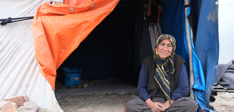 Fatma Catlak vor einer Notunterkunft für Betroffene des Erdbebens in der Türkei/Syrien Fatma Catlak vor einer Notunterkunft für Betroffene des Erdbebens in der Türkei/Syrien