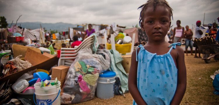 Ein Mädchen steht vor Zelten in Haiti. Ein Mädchen steht vor Zelten in Haiti.