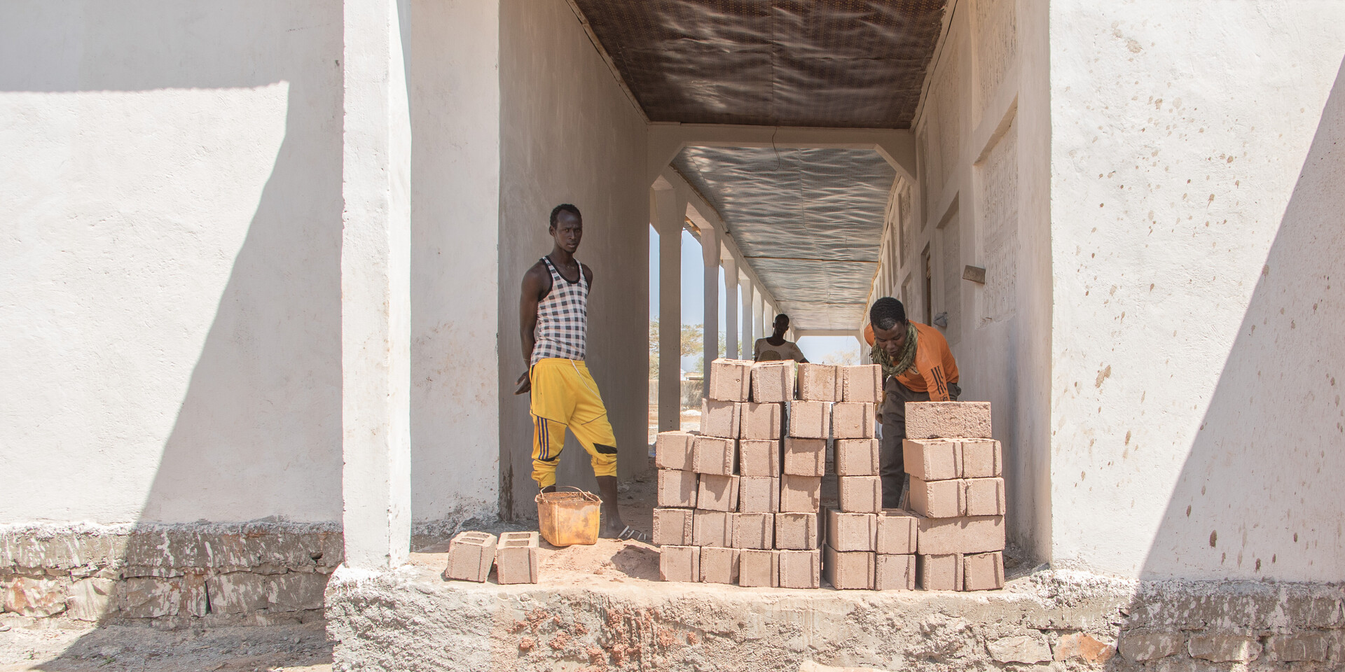 Zwei Männer beim Bau einer Schule in Somalia Zwei Männer beim Bau einer Schule in Somalia