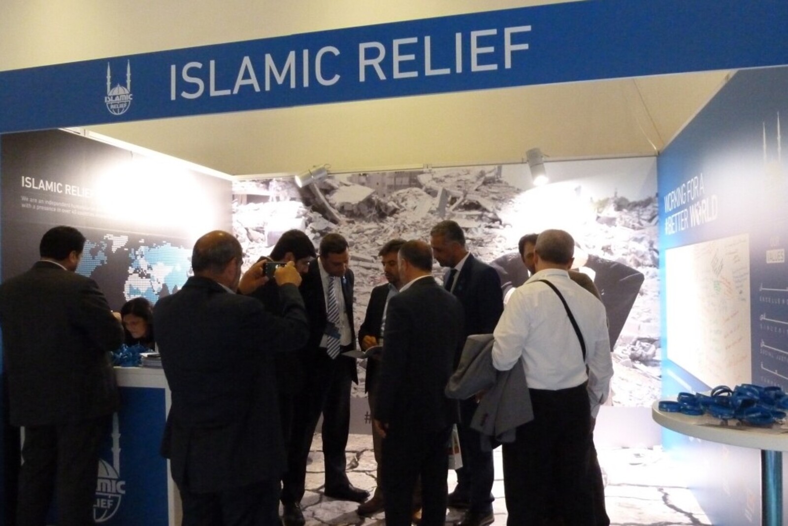 Islamic Relief stellt sich ebenfalls in der großen Halle des World Humanitarian Summit vor.