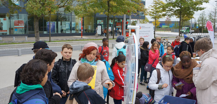 Wieder mit dabei: Das Glücksrad, an dem die Kinder Fragen zu humanitärer Hilfe und Naturkatastrophen beantworten sollten Wieder mit dabei: Das Glücksrad, an dem die Kinder Fragen zu humanitärer Hilfe und Naturkatastrophen beantworten sollten