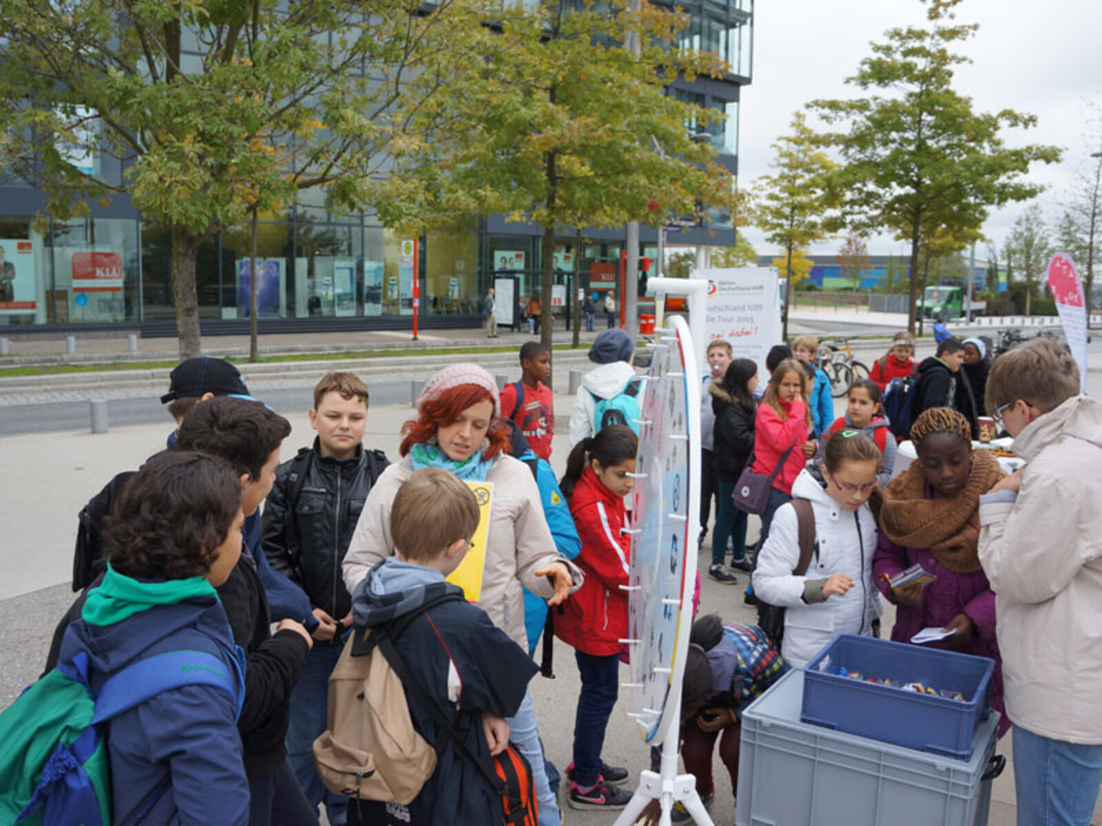 Wieder mit dabei: Das Glücksrad, an dem die Kinder Fragen zu humanitärer Hilfe und Naturkatastrophen beantworten sollten