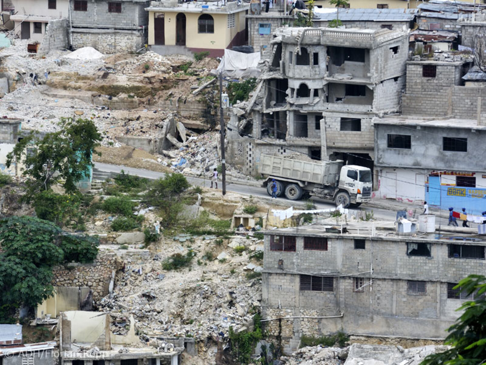 Vom Erdbeben zerstörte Häuserreihen in Haiti