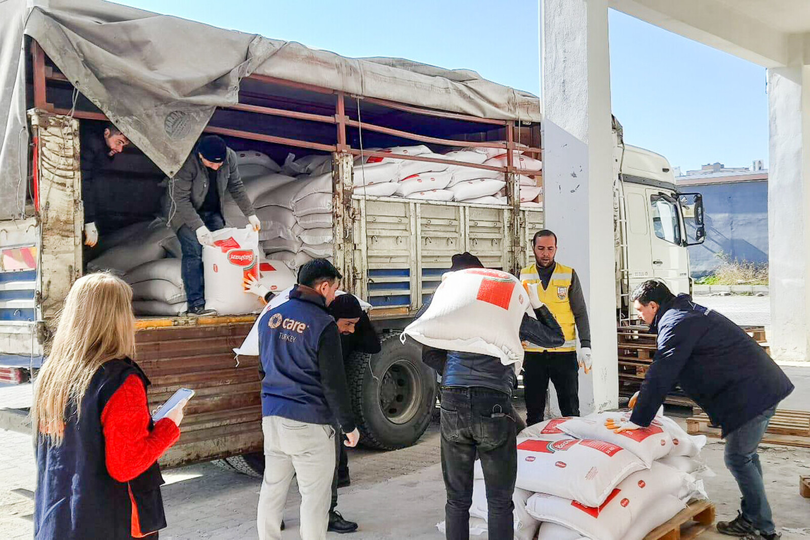 Helfer:innen an einem LKW mit Hilfsgütern in der Türkei
