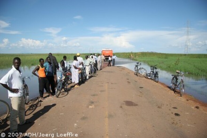 Flut Afrika: Überschwemmte Strasse zwischen Soroti und Amuria