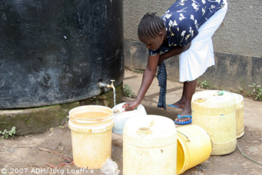 Flut Afrika: Frau beim Wasser holen