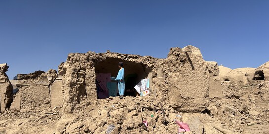 Ein Junge steht vor den Überresten eines Hauses, das bei einem Erdbeben in Afghanistan zerstört wurde (Symbolbild)