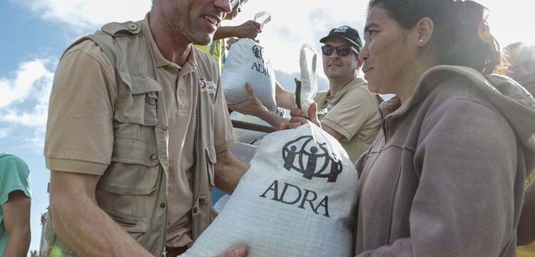 Die Lebensmittelpakete werden dankbar angenommen