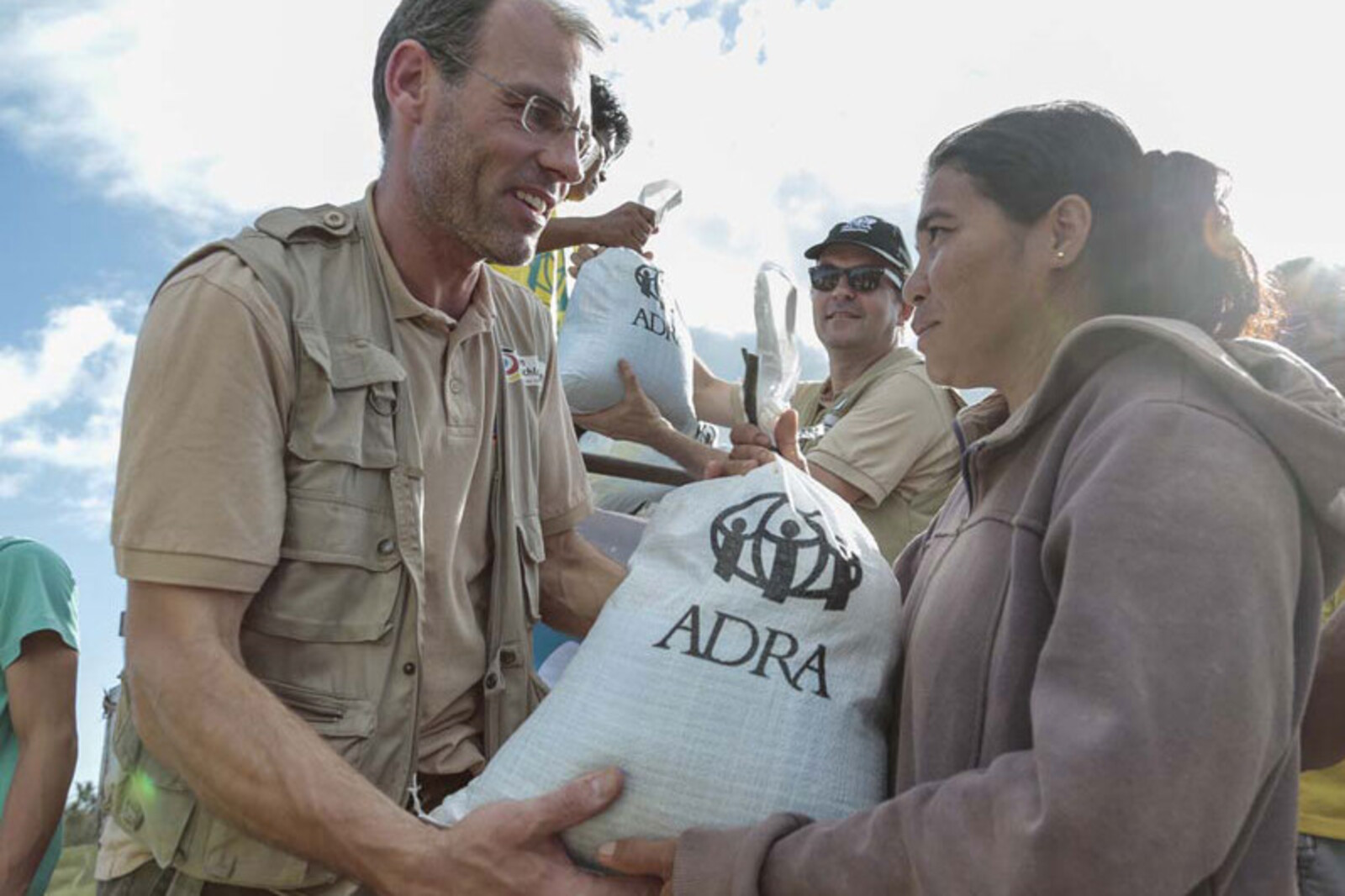 Helfer verteilen Hilfsgüter an Menschen, die von Taifun Haiyan auf den Philippinen getroffen wurden