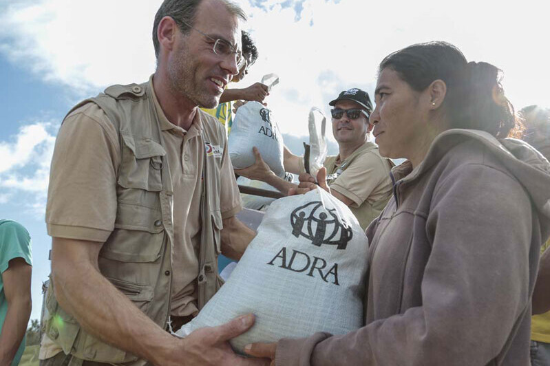 Helfer verteilen Hilfsgüter an Menschen, die von Taifun Haiyan auf den Philippinen getroffen wurden Helfer verteilen Hilfsgüter an Menschen, die von Taifun Haiyan auf den Philippinen getroffen wurden