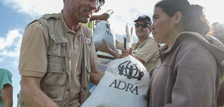 Helfer verteilen Hilfsgüter an Menschen, die von Taifun Haiyan auf den Philippinen getroffen wurden