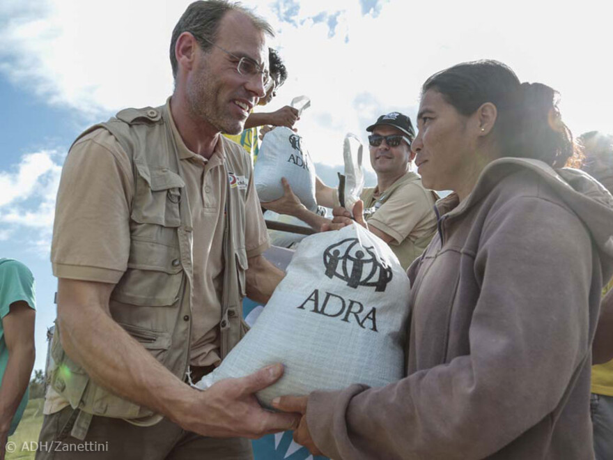 Die Lebensmittelpakete werden dankbar angenommen