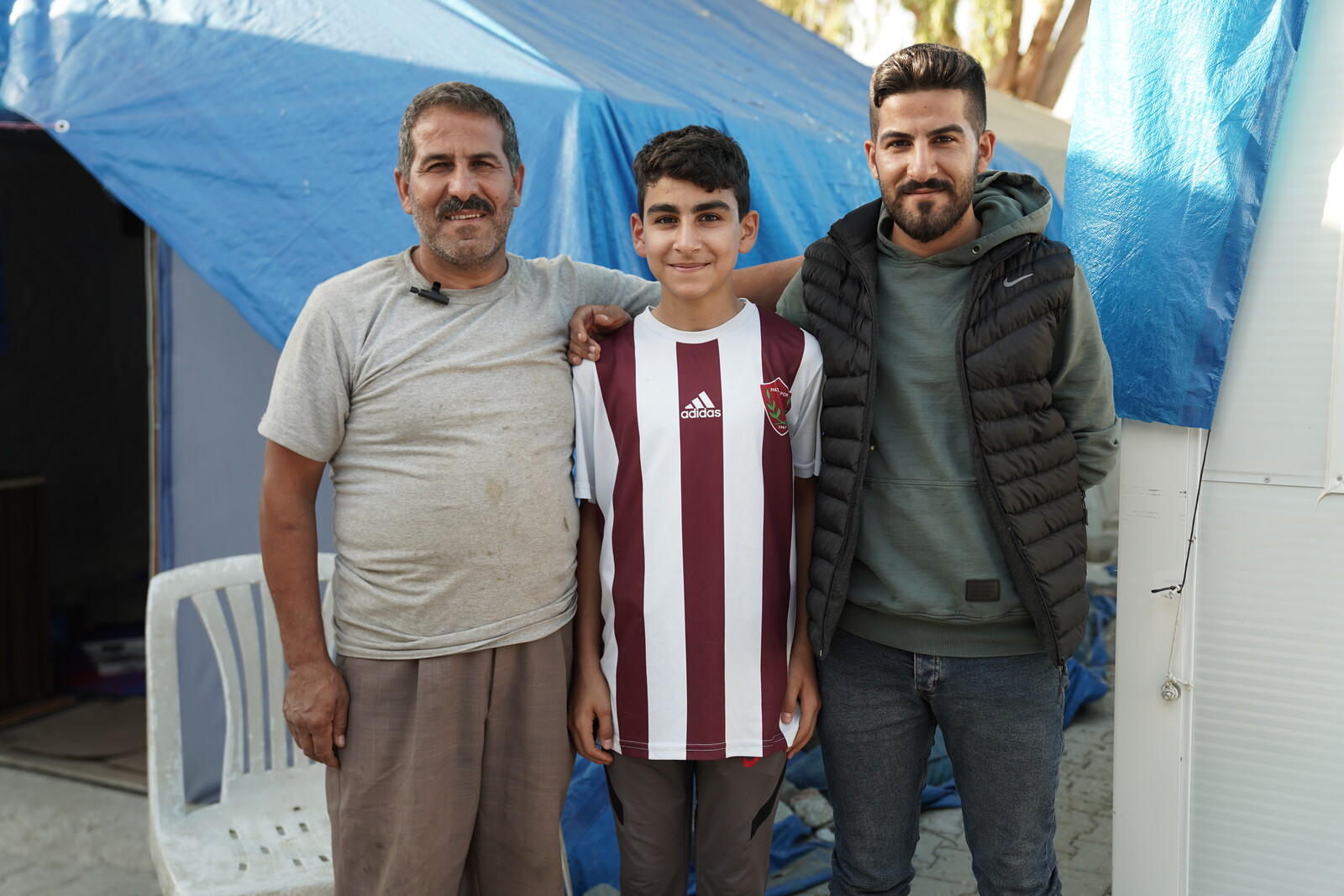 Khalil Dincher (rechts) mit seiner Familie im Erdbebengebiet Türkei/Syrien