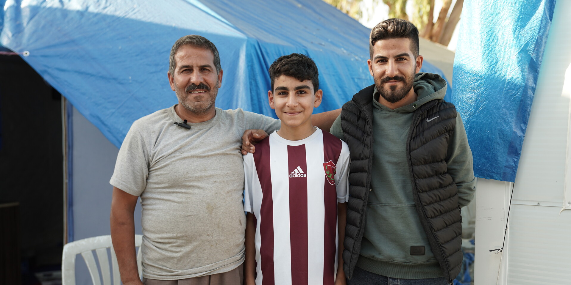 Khalil Dincher (rechts) mit seiner Familie im Erdbebengebiet Türkei/Syrien